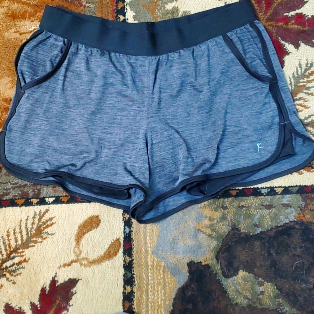 Is women's danskin athletic shorts with pockets